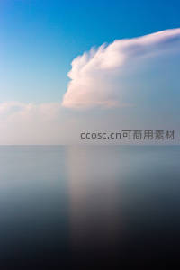 海天一色，云影如纱拂过水面