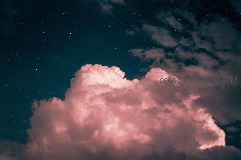 粉红云朵映衬璀璨星空夜景