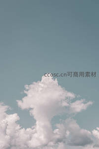 碧空如洗，洁白云朵舞晴空
