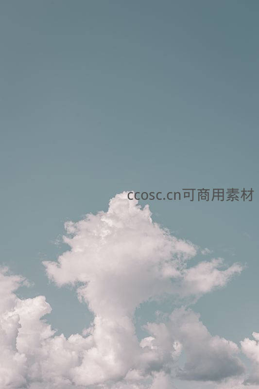 碧空如洗，洁白云朵舞晴空
