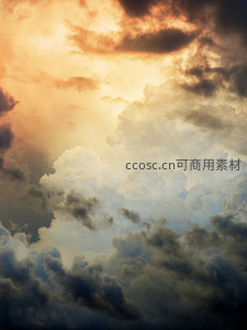 金色夕阳穿透厚重云层奇观