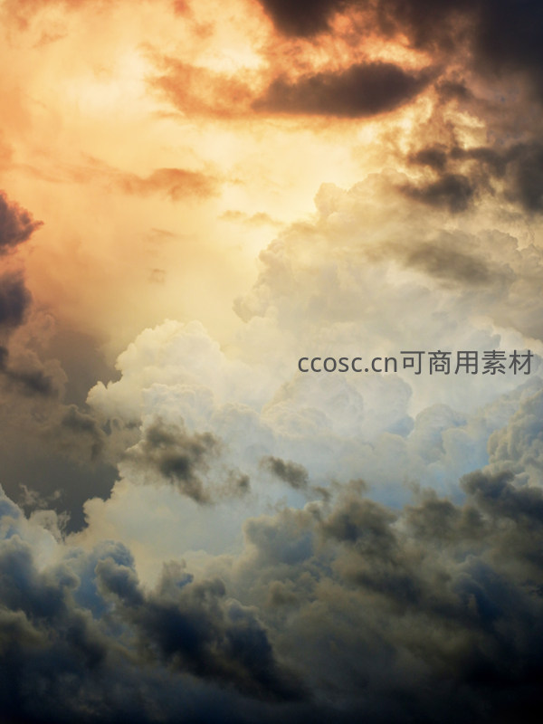 金色夕阳穿透厚重云层奇观
