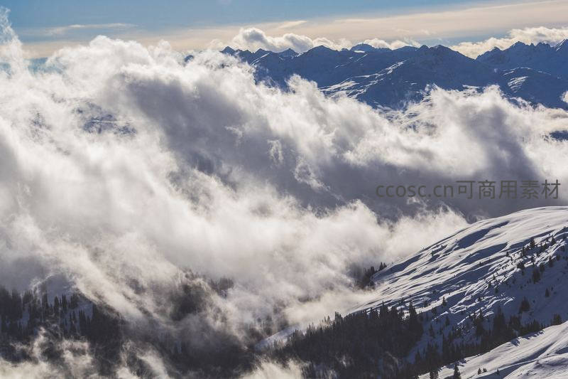 云海翻腾雪峰隐现壮丽山河