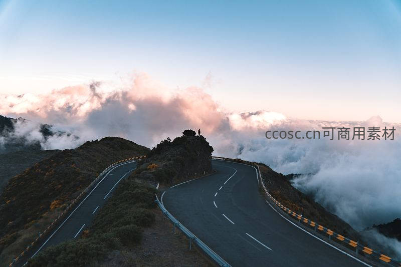 云海之巅的蜿蜒山路与孤独身影