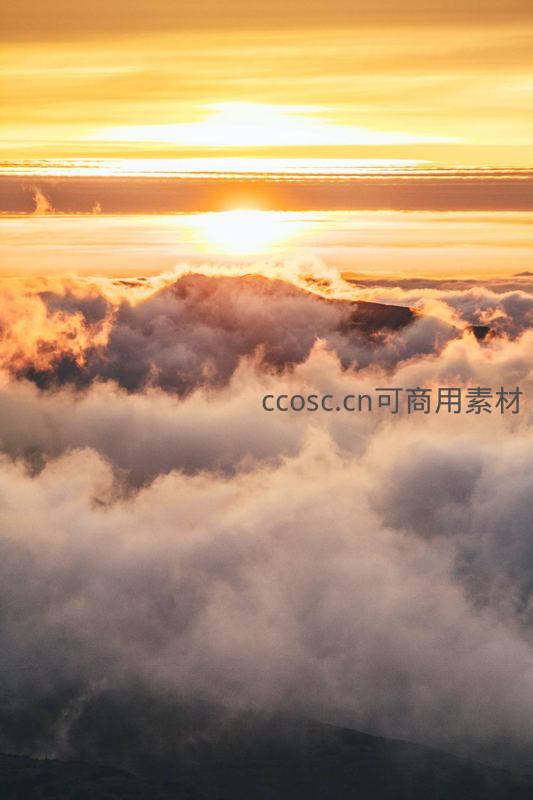 云端之上的金色日出
