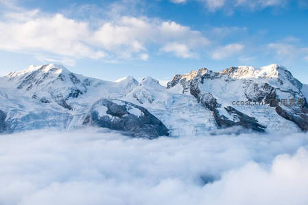 云端之上雪峰巍峨耸立
