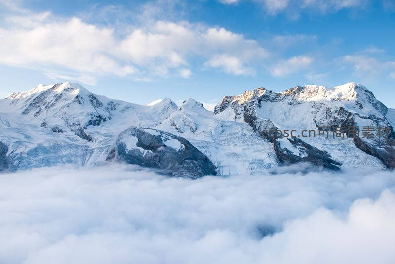 云端之上雪峰巍峨耸立