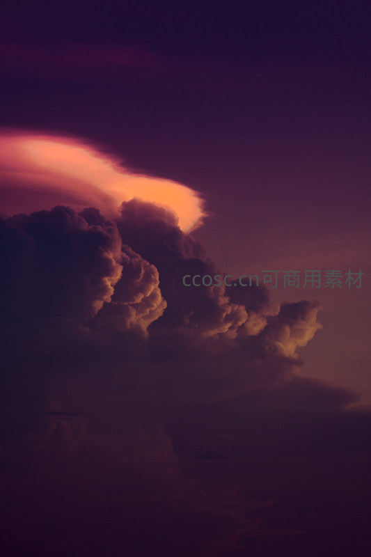 暮色云霞绚烂，紫红光影染天际