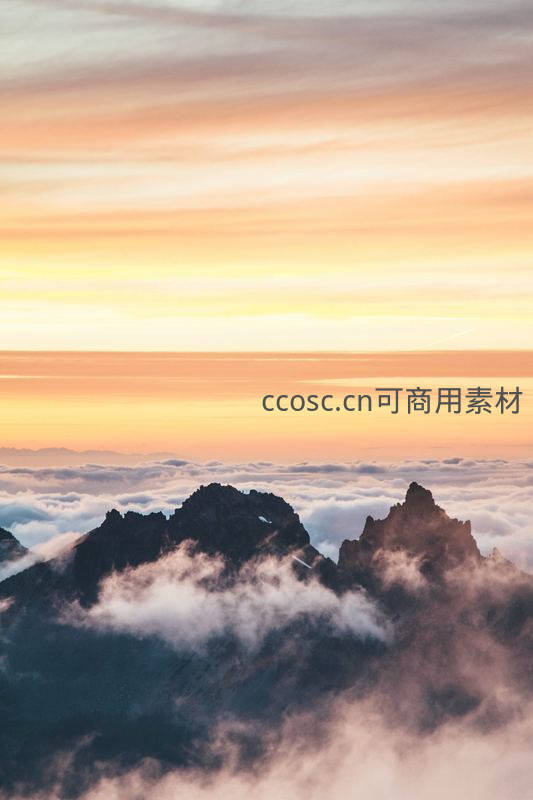 峰顶破云而出，霞光万道映山河