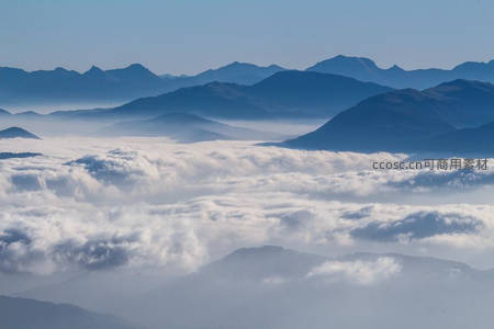 层峦叠嶂隐现，云海翻涌如仙境