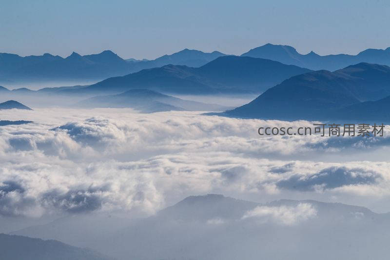 层峦叠嶂隐现，云海翻涌如仙境
