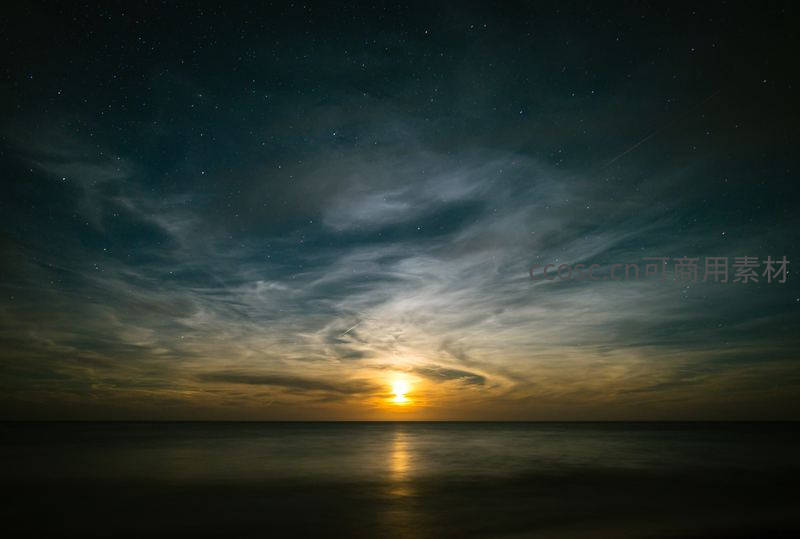 星夜海平线，月光如练洒银波