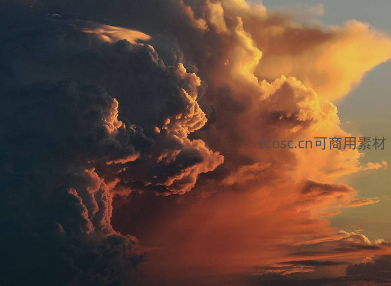烈焰云涛，夕阳熔金绘苍穹