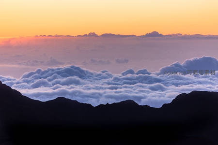 云海日出，山峦剪影如画