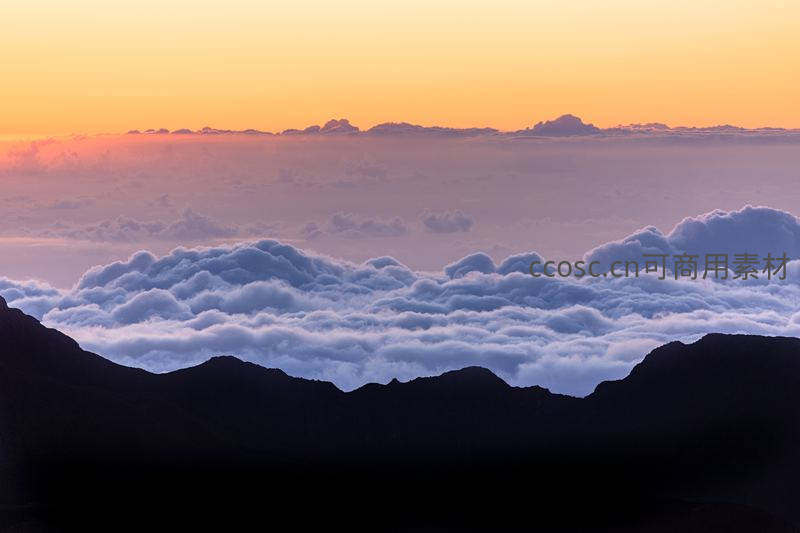云海日出，山峦剪影如画