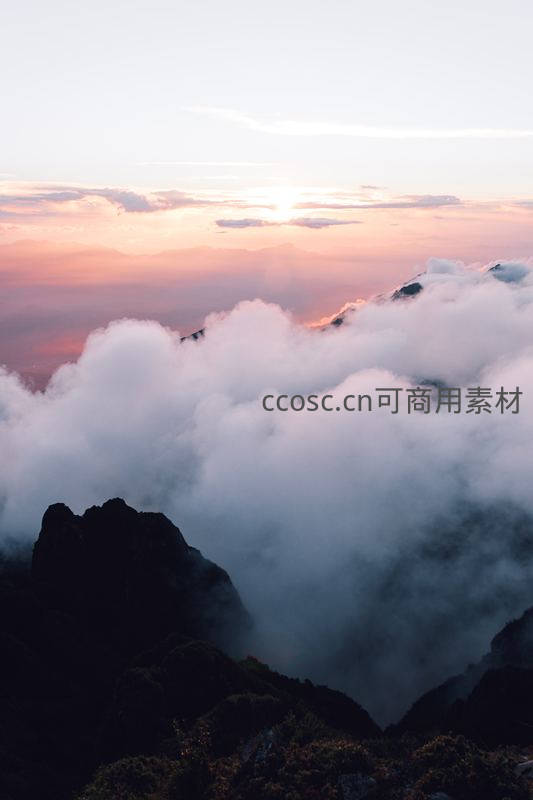 云海日出，山峦隐现如仙境