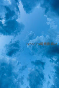 仰望蓝天，云朵如絮轻舞