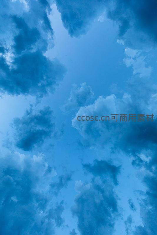 仰望蓝天，云朵如絮轻舞