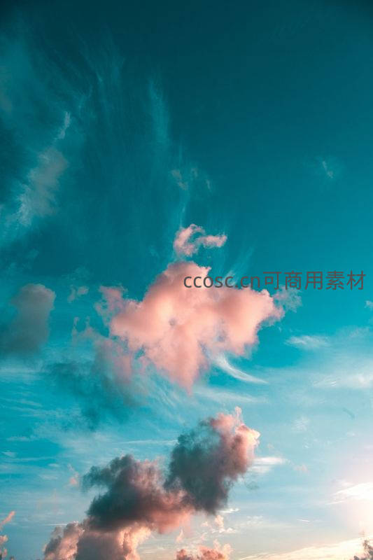 粉蓝天空中的梦幻云朵