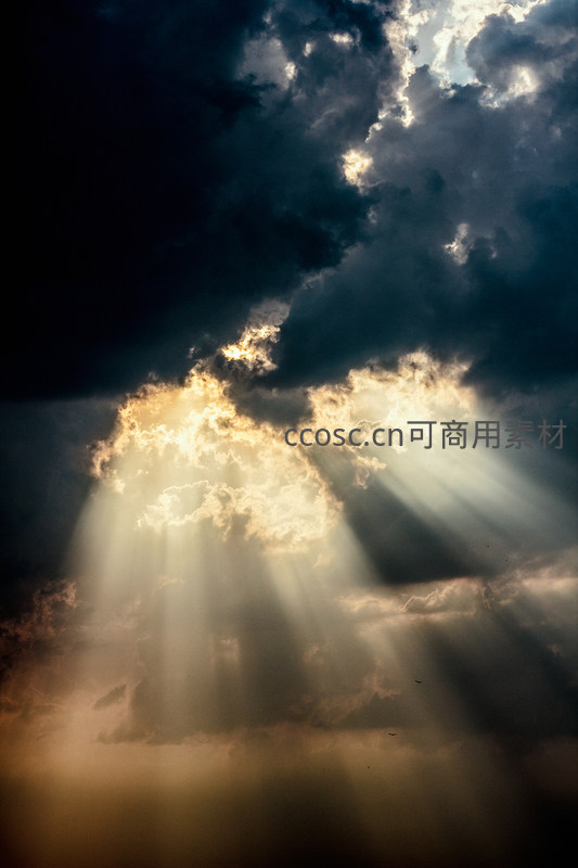 乌云缝隙透出神圣光束
