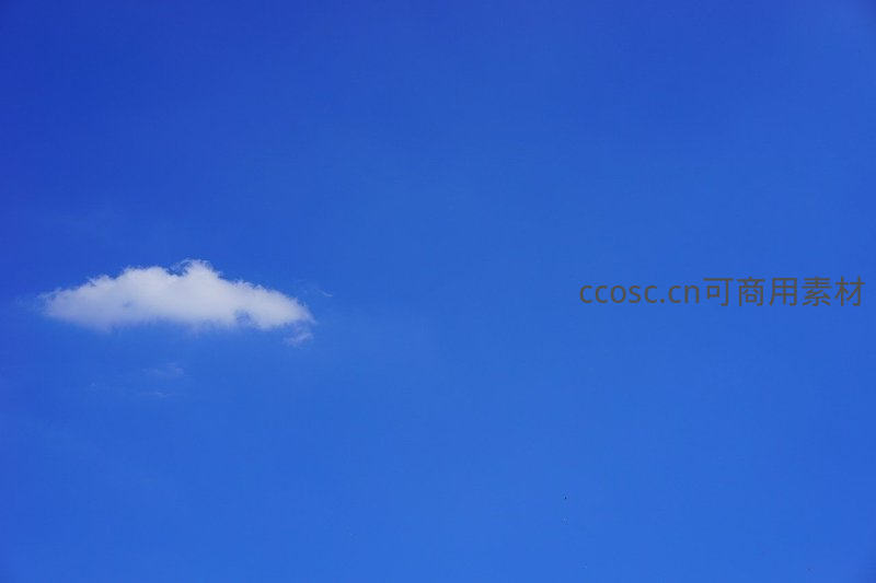 孤单一朵云点缀碧空