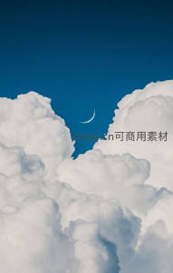 新月悬于云峰间，碧空如洗静谧美