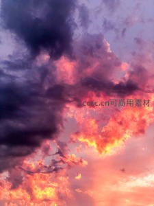 烈焰云霞撕裂夜幕，紫黑边缘显神秘