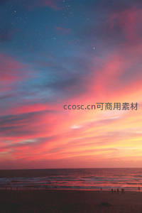 星海落日映海滩，人影剪影添诗意