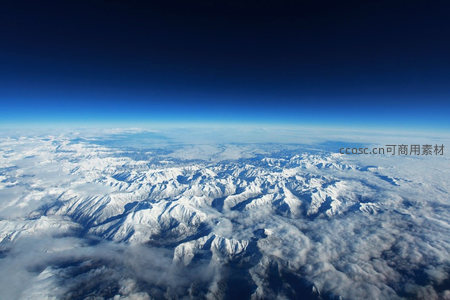 高空俯瞰雪山云海壮丽景观