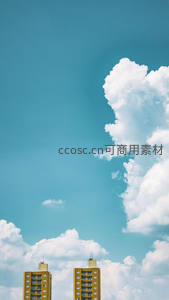 城市高楼与蓝天白云相映