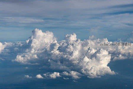 高空俯瞰壮丽云海，蓝天白云交相辉映