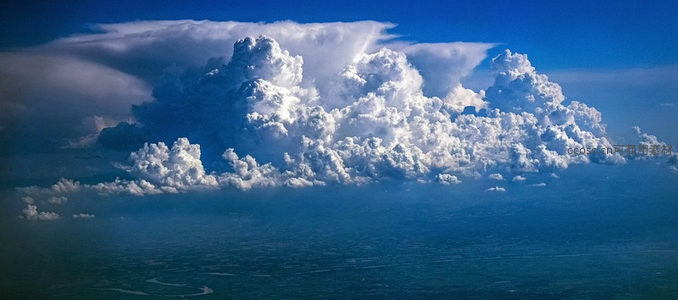 高空俯瞰壮丽积雨云与大地河流