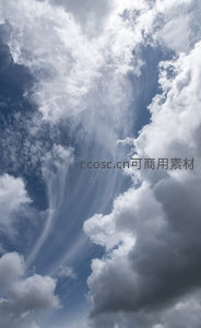 卷云如丝带划过湛蓝天空