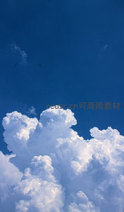 纯净蓝天与洁白云朵