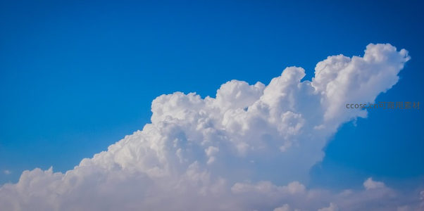 斜向云带划破湛蓝长空