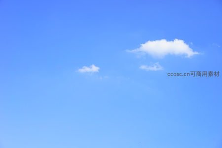 晴空万里，几朵白云悠然飘浮