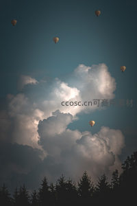 热气球穿越云层，森林剪影映衬