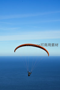 滑翔伞翱翔蔚蓝海天之间