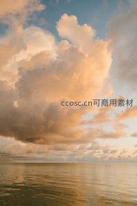 海上巨云沐浴金色夕照波光粼粼
