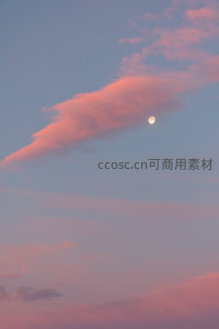 粉红云絮轻托明月如诗如画