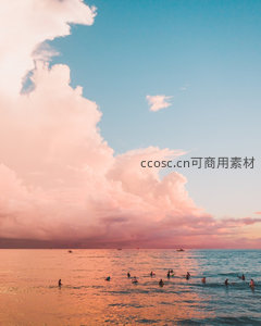 粉霞映海，游人戏水享黄昏