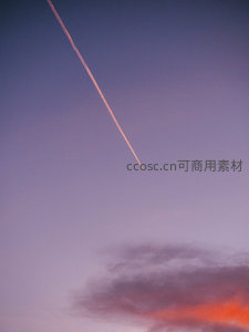 航迹划空，暮紫天幕留余韵