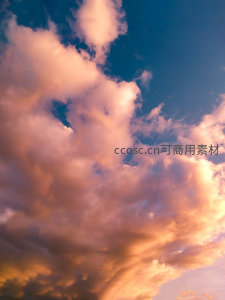 火烧云涌，金辉洒满苍穹