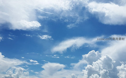 碧空如洗，洁白云朵漫天游
