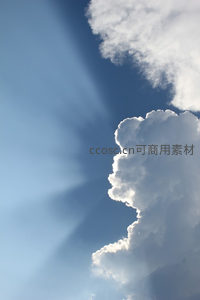 阳光从云隙射出，照亮半边天空