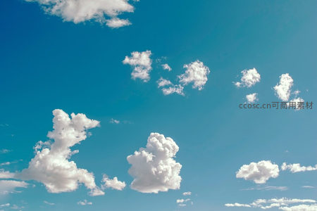 碧空万里点缀朵朵棉花糖云