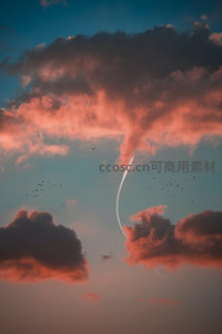 晚霞映照云层群鸟飞过飞机弧线