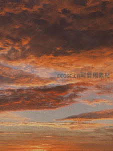 火烧云染天际，暮色温柔如画卷