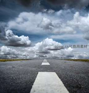 无尽公路伸向远方，云海翻腾如画卷