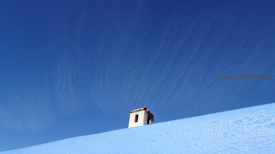 雪坡小屋映蓝天，极简构图显纯净
